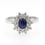 Anillo con zafiro azul.