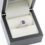 Anillo con zafiro azul.