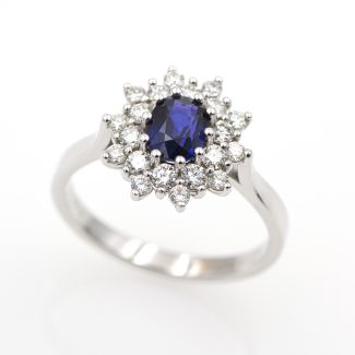Anillo con zafiro azul.