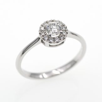 Anillo de pedida de oro blanco con 0,36 quilates de diamantes.