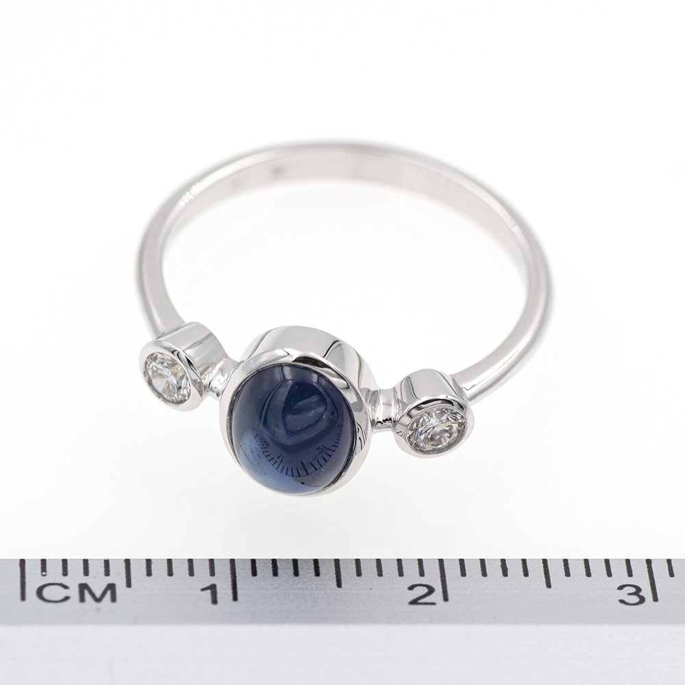 Anillo tresillo de oro blanco 750 con zafiro azul y diamantes.