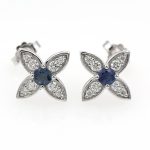Pendientes de oro blanco en forma de flor con zafiro y diamantes.