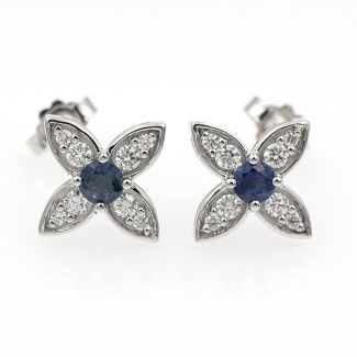 Pendientes de oro blanco en forma de flor con zafiro y diamantes.