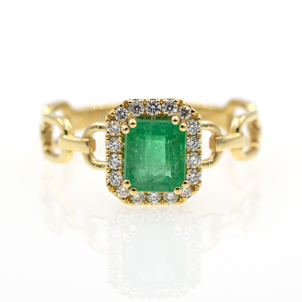 Anillo de oro amarillo 750 con esmeralda y halo de diamantes.