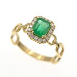 Anillo tipo cadena con esmeralda y diamantes.