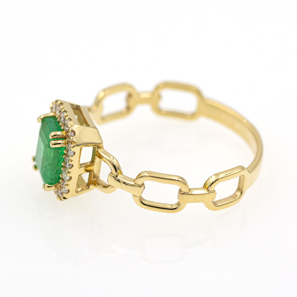 Anillo de oro amarillo 750 con esmeralda y halo de diamantes.