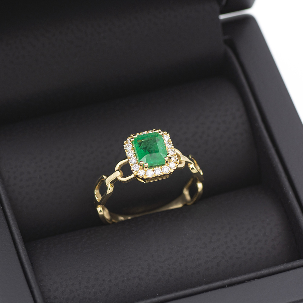 Anillo de oro amarillo 750 con esmeralda y halo de diamantes.