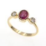Anillo tresillo de oro amarillo con rubí y diamantes.