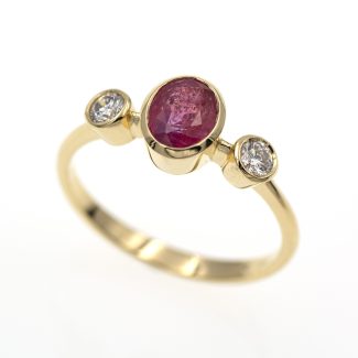 Anillo tresillo de oro amarillo con rubí y diamantes.