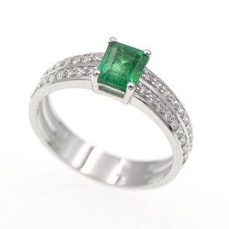 Sortija de oro blanco de primera ley con esmeralda y pavé de diamantes.