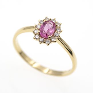 Anillo de oro amarillo con zafiro rosa y orla de diamantes.