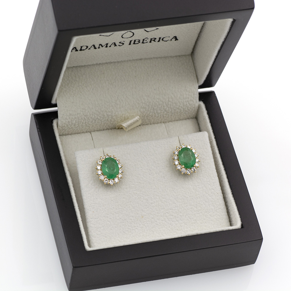 Pendientes rosetón de oro amarillo 750 con esmeralda y diamantes naturales.