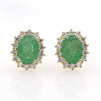 Pendientes de oro amarillo con esmeralda y halo de diamantes.