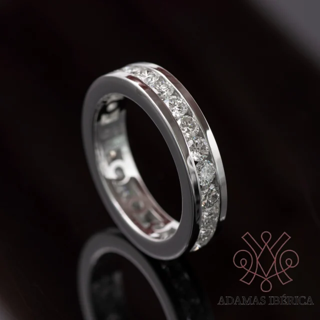 Alianza completa de oro blanco 750 con 2,14 ct. de diamantes.
750 white gold full wedding band ring with 2.14 ct. of diamonds.
#adamasiberica #alianza #weddingring #anillodiamantes #diamondsring #joyeriapersonalizada #personalisedjewellery